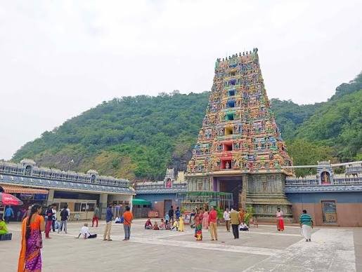 దుర్గగుడి ఘాట్‌రోడ్‌లో విరిగినపడిన కొండచరియలు.. 